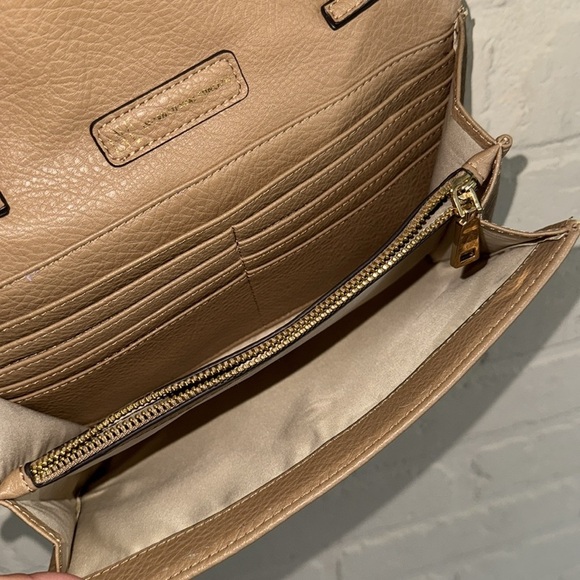 INC Elegant crossbody Tan faux Leather Bag
Fold over adjustable straps - Picture 3 of 8